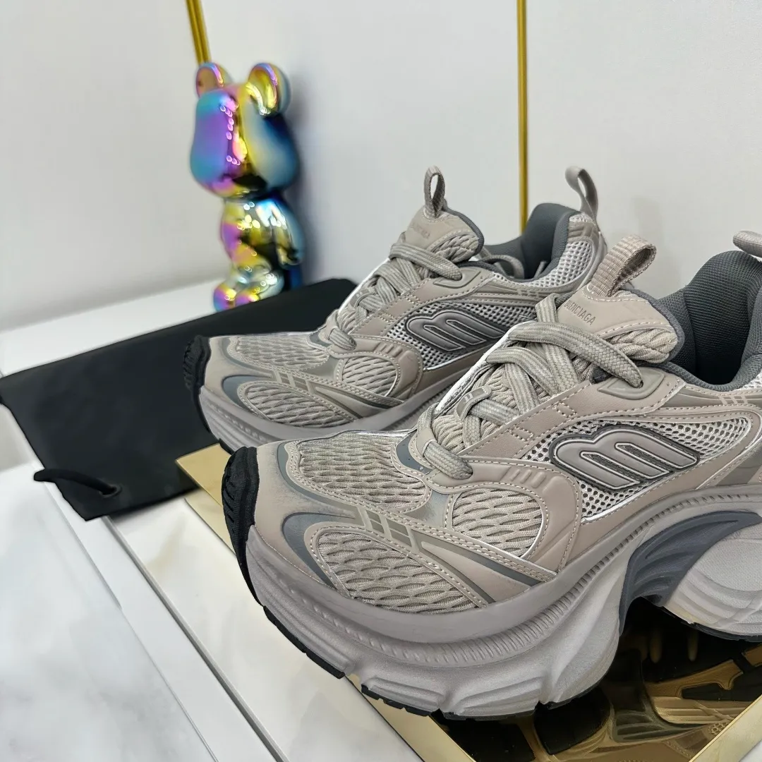 👟👟Ex-factory price 680👟👟 Balenciaga Balenciaga CARGO 6XL Sneakers Round-toe lace-up Low-cut lifestyle mesh lace-up Low-cut catwalk retro Balenciaga is always at the forefront of fashion. This model has huge size and eye-catching design. It is in line with the current "" trend. It uses an all-black color scheme to create a low-key yet gorgeous effect. The 6XL size makes it a conspicuous presence in the market. Suitable for people who pursue individuality. The products released this time once again reflect their innovation capabilities. They are made of microfiber and mesh. Its avant-garde design, exaggerated volume and reflective details give it a special silhouette. It is made of mesh material, which brings good foot feel, comfortable and breathable. The appearance still adopts the classic shape. The shoe body is fashionable and easy to wear. Item No.: 815859 W2MV2 1012 Size: 35-46